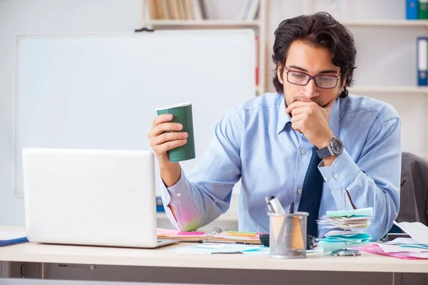 Joven hombre de negocios guapo en concepto de planificación presupuestaria —  Fotos de Stock