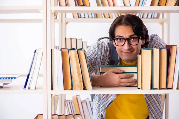 Mężczyzna student przygotowanie do egzaminów w bibliotece — Zdjęcie stockowe