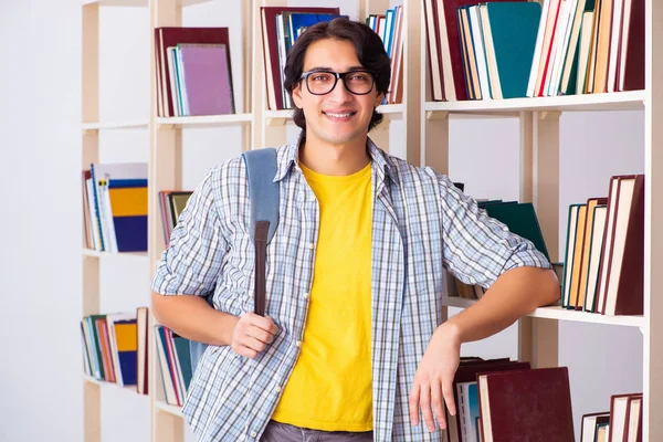 Estudiante masculino preparándose para exámenes en la biblioteca — Foto de Stock