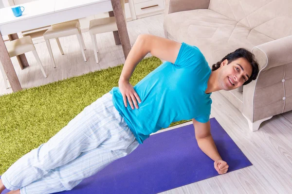 Jovem homem bonito fazendo exercícios matinais — Fotografia de Stock