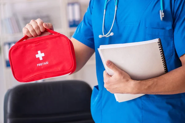 Médico masculino com saco de primeiros socorros — Fotografia de Stock