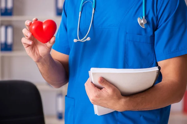 Medico cardiologo maschio con modello cardiaco in mano — Foto Stock