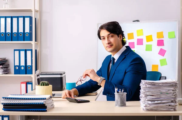 Молодой бизнесмен, работающий в офисе — стоковое фото