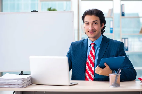 Jeune homme d'affaires beau devant le tableau blanc — Photo