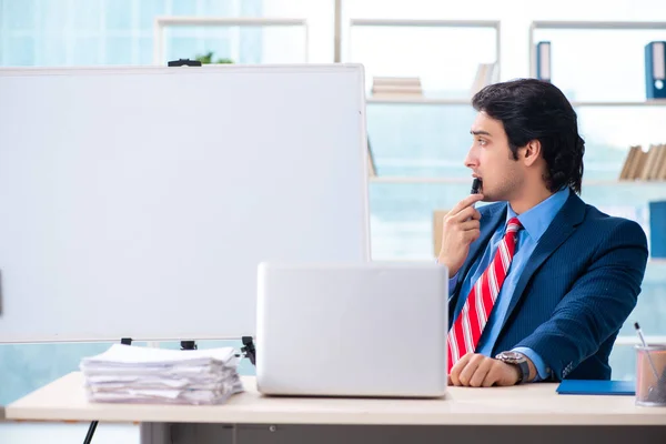 Ung stilig affärsman framför whiteboard — Stockfoto