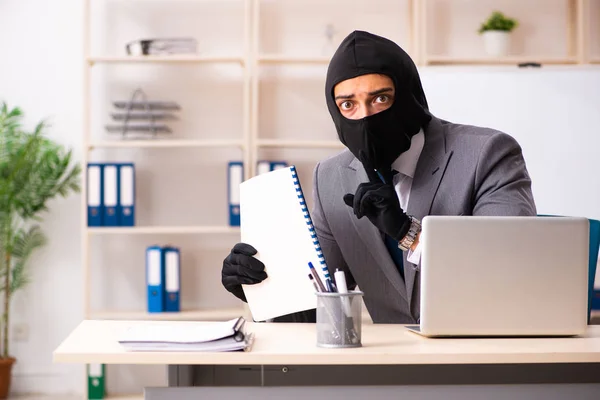 Gángster masculino robando información de la oficina —  Fotos de Stock