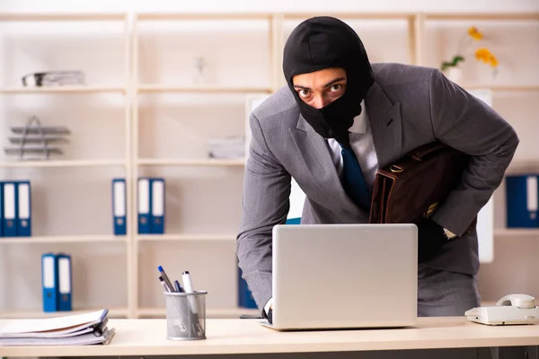 Male gangster stealing information from the office — Stock Photo, Image