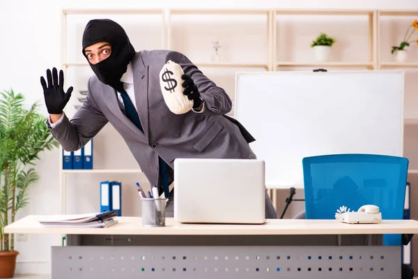 Männlicher Gangster stiehlt Informationen aus Büro — Stockfoto