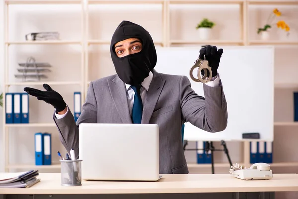 Man gangster stelen van informatie van het kantoor — Stockfoto