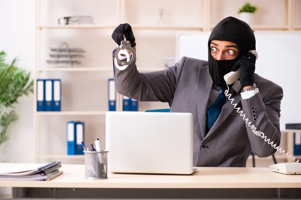 Gángster masculino robando información de la oficina —  Fotos de Stock