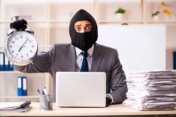 Mężczyzna gangster kradzież informacje z w biuro — Zdjęcie stockowe