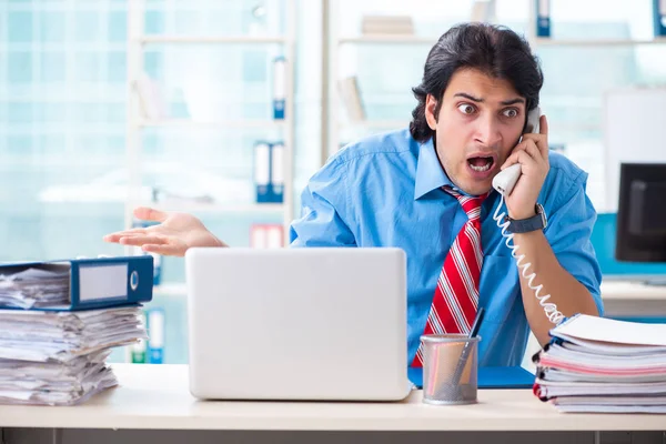 Schöner Geschäftsmann unzufrieden mit exzessiver Arbeit im Büro — Stockfoto