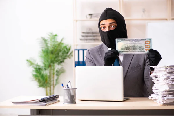 Männlicher Gangster stiehlt Informationen aus Büro — Stockfoto