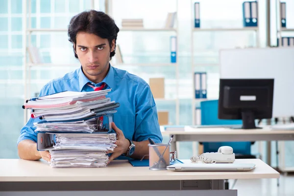 Bel homme d'affaires mécontent du travail excessif dans le bureau — Photo