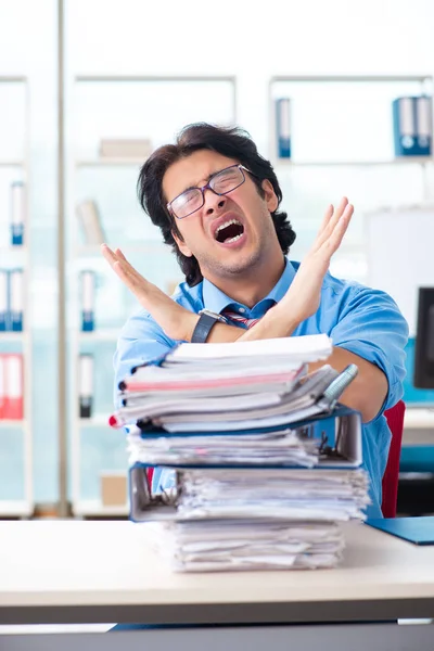 Bonito empresário infeliz com excesso de trabalho no escritório — Fotografia de Stock