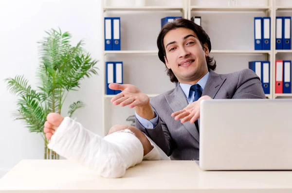 Am Bein verletzte Mitarbeiterin im Büro — Stockfoto