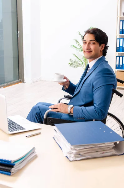 車椅子、オフィスで働いている男性社員 — ストック写真