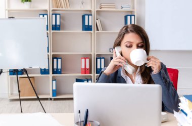 Güzel kadın işçiye aşırı çalışma ile mutsuz 