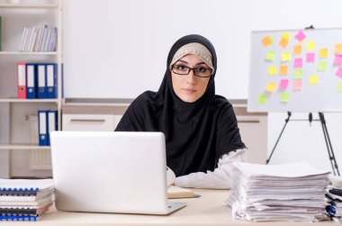 Ofiste çalışan tesettürlü kadın çalışan. 