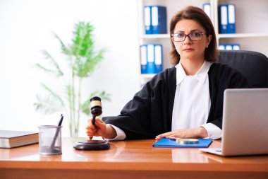 Adliyede çalışan orta yaşlı kadın doktor 