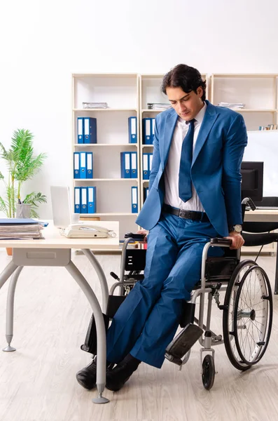 사무실에서 일 하는 휠체어에서 남성 직원 — 스톡 사진