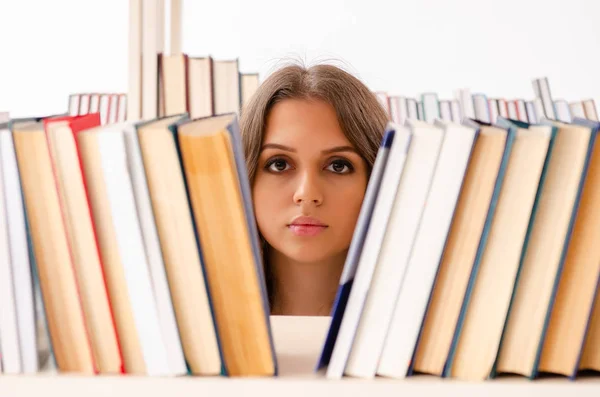 Giovane studentessa che si prepara per gli esami in biblioteca — Foto Stock