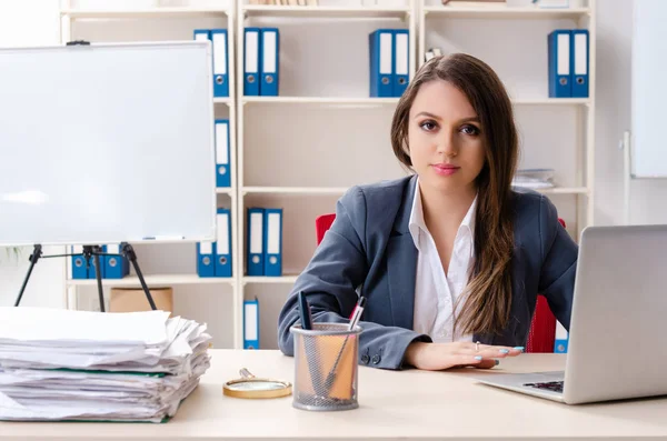 Hermosa empleada infeliz con el trabajo excesivo — Foto de Stock