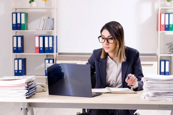 Jovem Empregada do sexo feminino que trabalha no escritório — Fotografia de Stock