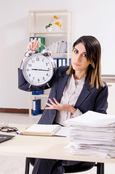 時間管理概念では若い女性従業員 — ストック写真