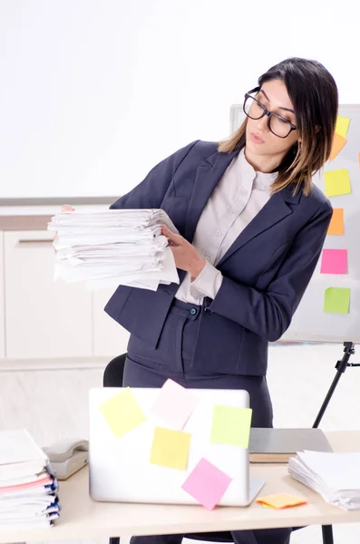 Joven empleada en el concepto de prioridades conflictivas — Foto de Stock