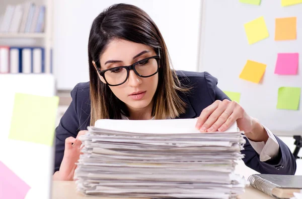 Joven empleada en el concepto de prioridades conflictivas — Foto de Stock