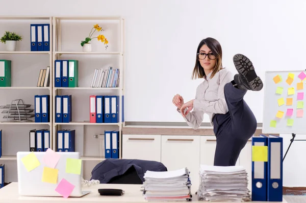 Giovane impiegata che fa esercizi sul posto di lavoro — Foto Stock