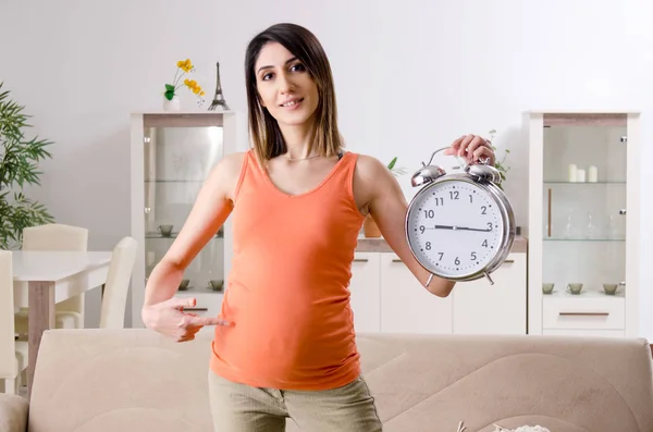 집에 임신 한 젊은 여자 — 스톡 사진