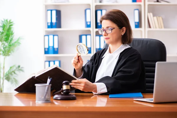 Middelbare leeftijd vrouwelijke arts werkzaam in het gerechtsgebouw — Stockfoto