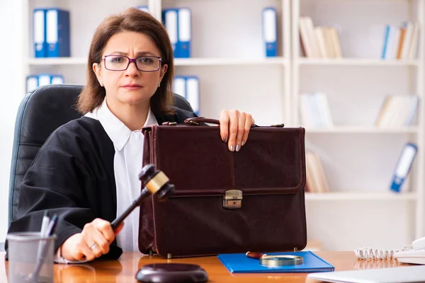 법원에서 일 하는 중 년 여성 의사 — 스톡 사진