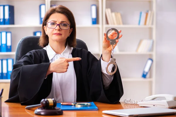 Женщина-врач средних лет работает в здании суда — стоковое фото