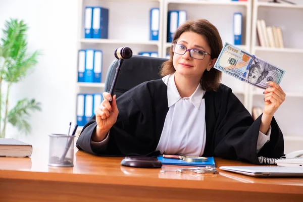 Middelbare leeftijd vrouwelijke arts werkzaam in het gerechtsgebouw — Stockfoto