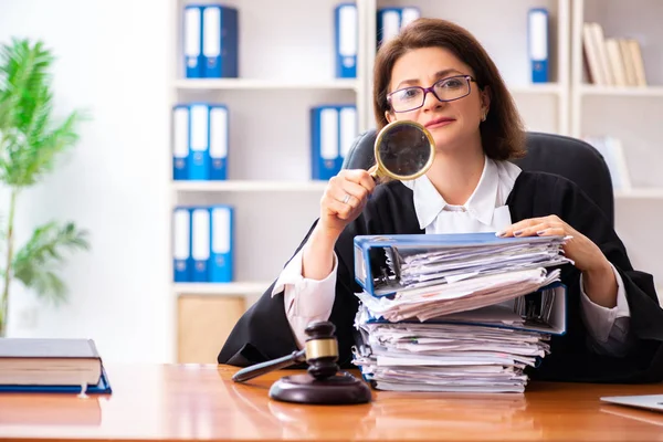 Medelålders kvinnlig läkare arbetar i tingshuset — Stockfoto