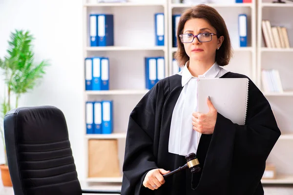 Middelbare leeftijd vrouwelijke arts werkzaam in het gerechtsgebouw — Stockfoto