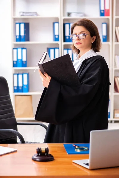 Middelbare leeftijd vrouwelijke arts werkzaam in het gerechtsgebouw — Stockfoto