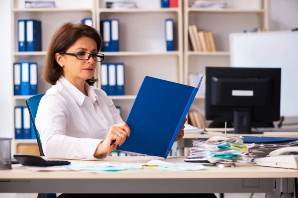 Empregada feminina no conceito de planejamento orçamentário — Fotografia de Stock