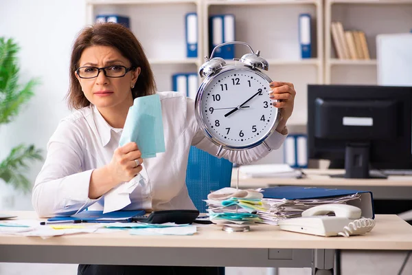 Female employee in budget planning concept — Stock Photo, Image