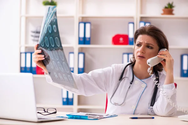 Femme âgée médecin radiologue à la clinique — Photo