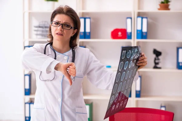 Betagte Ärztin in der Klinik — Stockfoto