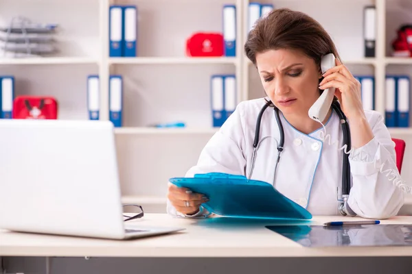 Klinikte çalışan yaşlı bir kadın doktor. — Stok fotoğraf