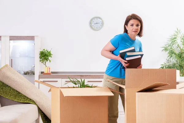 Middle-aged woman moving to new flat — Stock Photo, Image