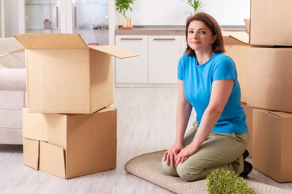 Frau mittleren Alters zieht in neue Wohnung — Stockfoto