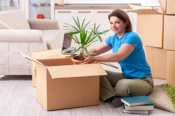 Frau mittleren Alters zieht in neue Wohnung — Stockfoto