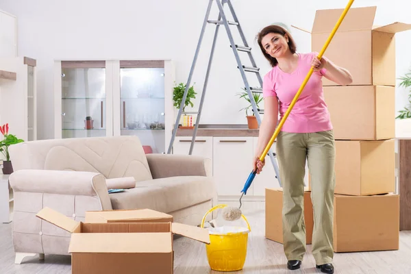 Mujer de mediana edad haciendo renovación en casa — Foto de Stock