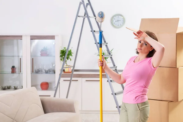 Mujer de mediana edad haciendo renovación en casa — Foto de Stock